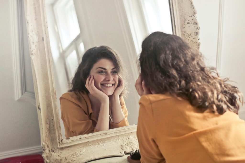 vrouw kijk in de spiegel, jouw identiteit in Christus